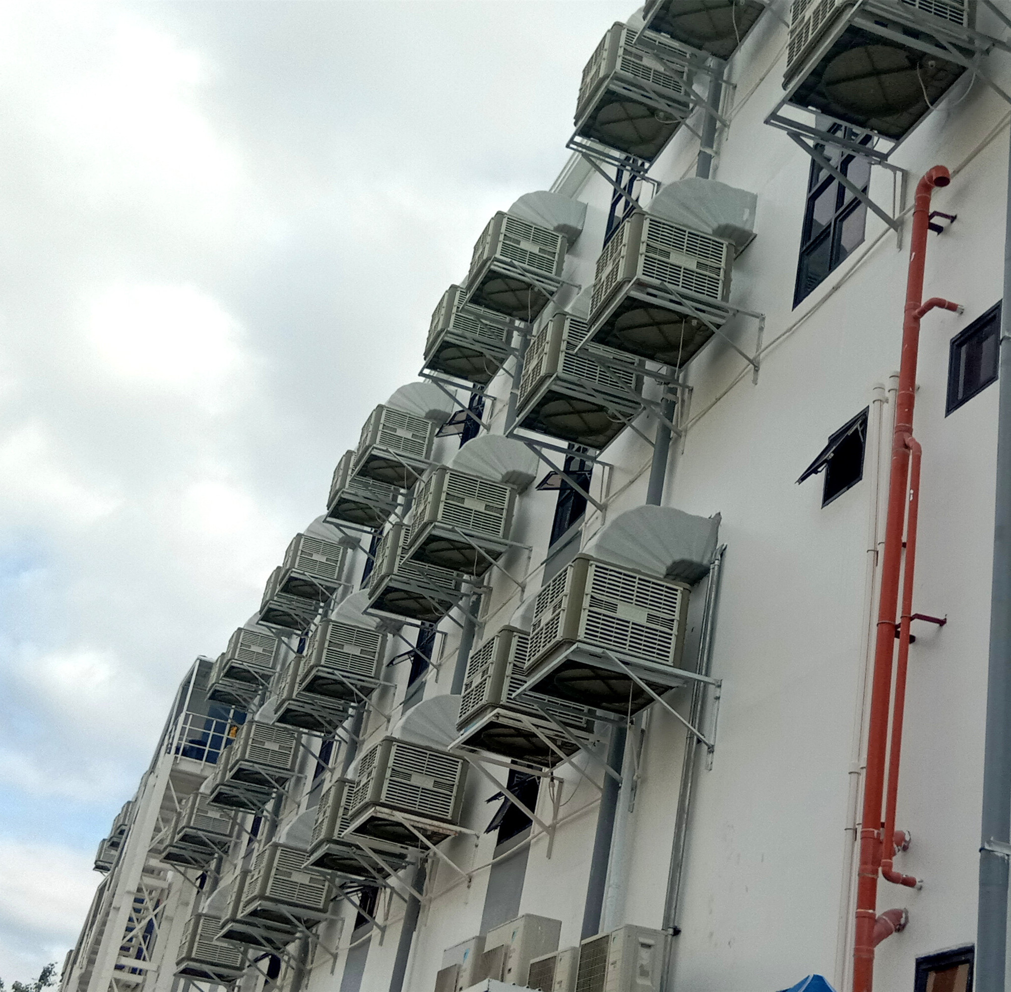 倉庫變身‘恒溫倉庫’！環(huán)?？照{(diào)降溫+通風(fēng)